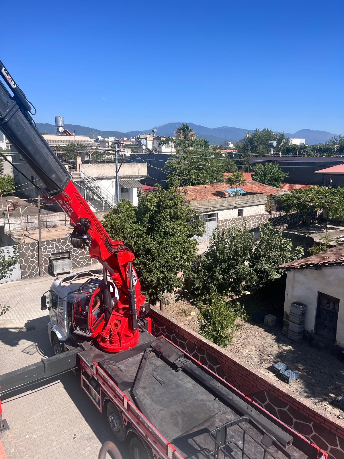 Fabrika içerisinde ağır sanayi makinesi montajı yapan vinç
